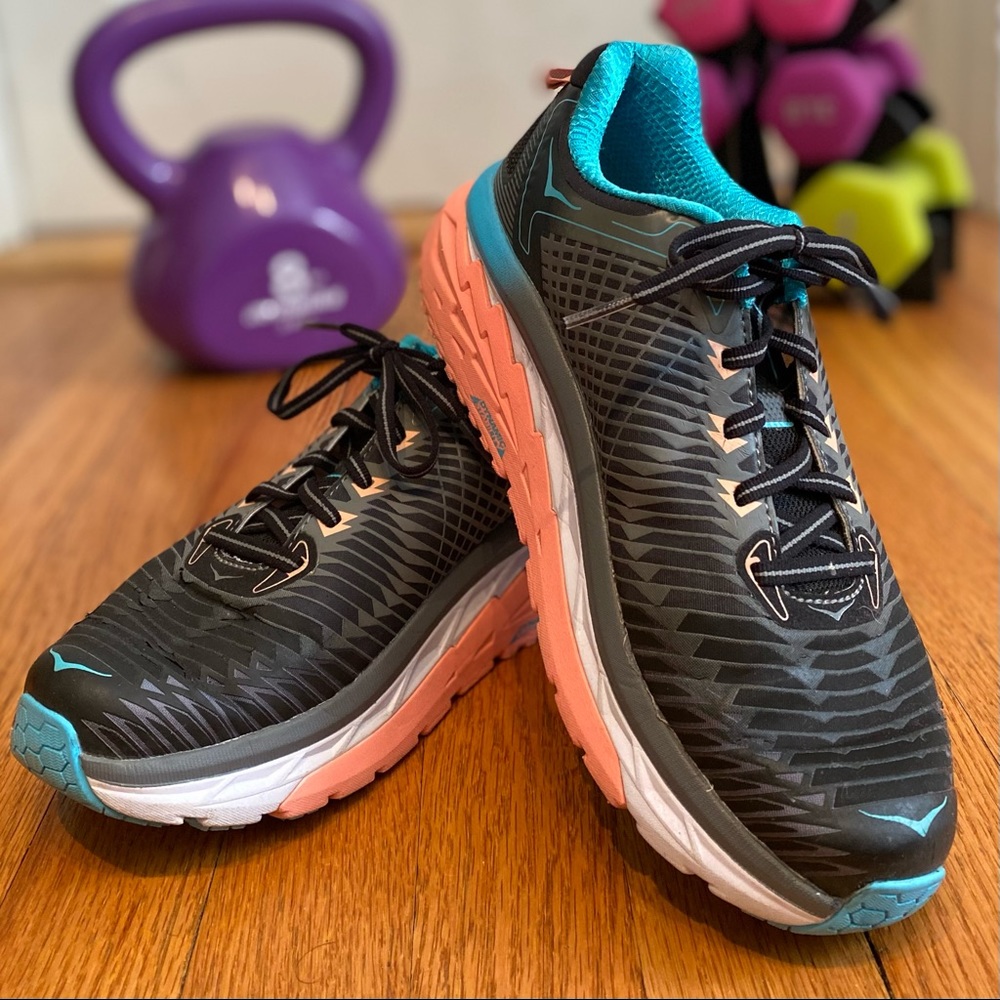 Hoka One One Arahi in Black/Peach Amber - Sz 8
